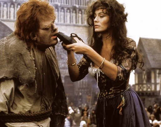 مشهد من فيلم أحدب نوتردام
