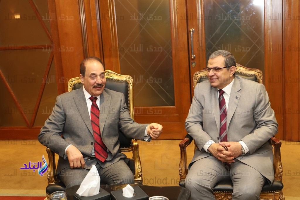 سعفان ووزير العمل البحريني 