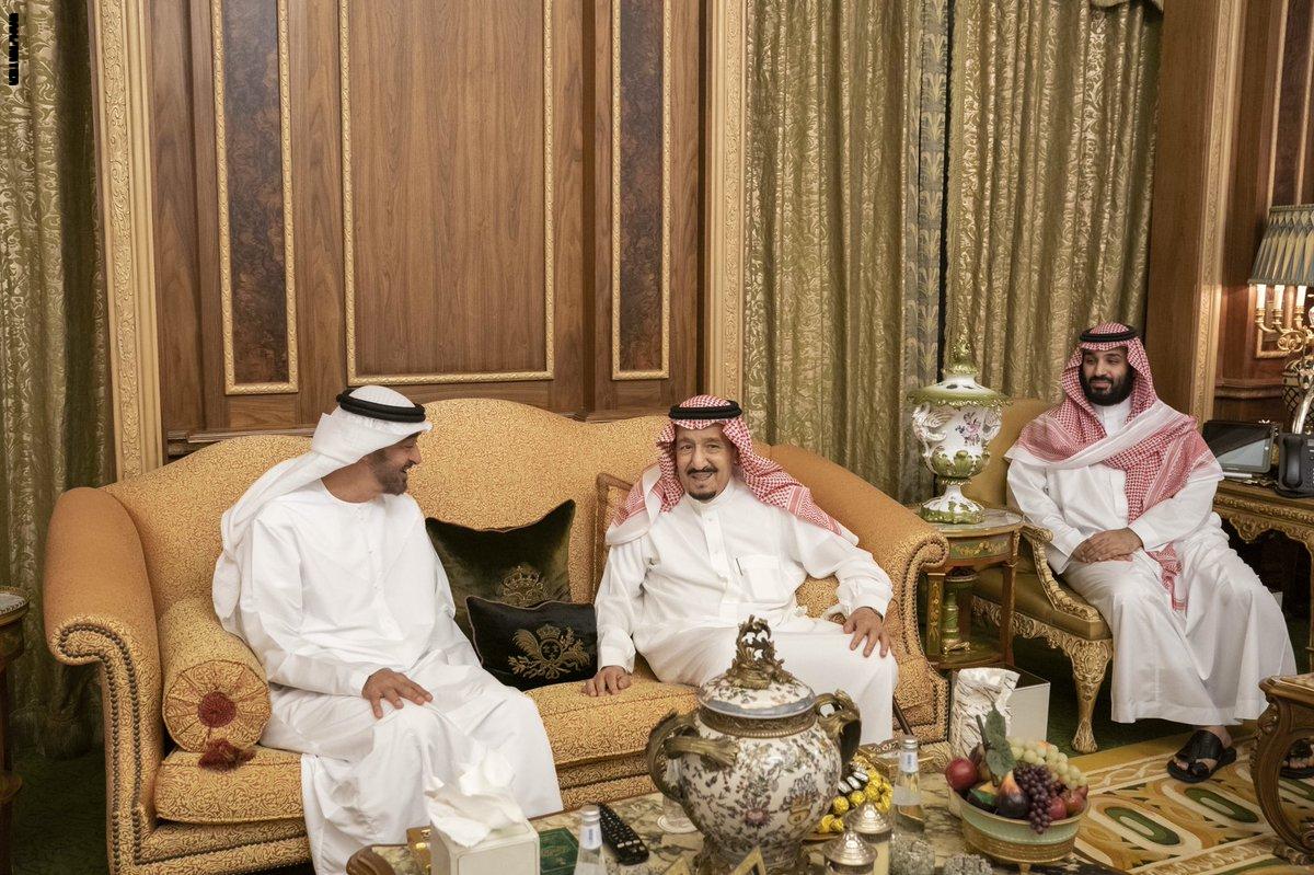 ولي عهد أبو ظبي برفقة العاهل السعودي وولي عهده 