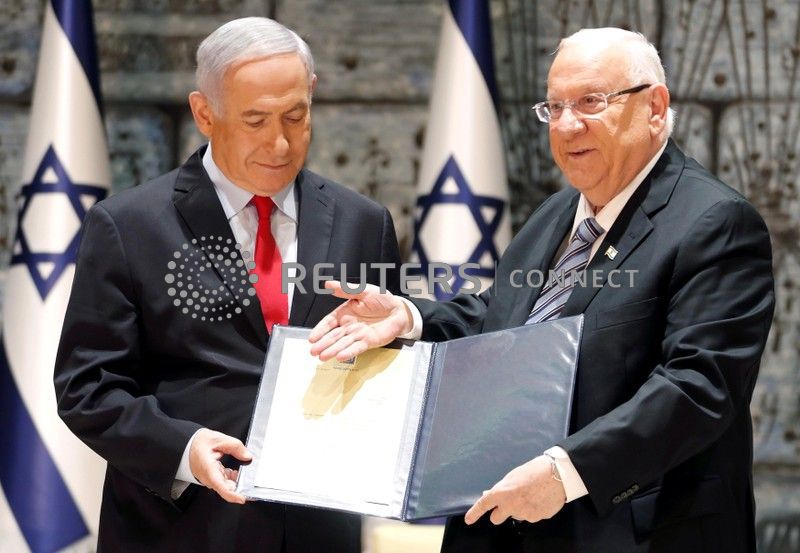 الرئيس الإسرائيلي يسلم خطاب التكليف لنتنياهو