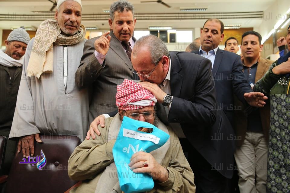 محافظ كفر الشيخ يوزع سماعات طبية محافظ كفر الشيخ يوزع سماعات طبية