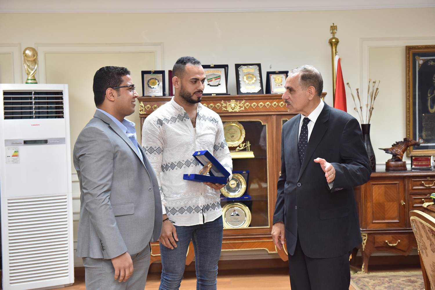 محافظ أسيوط يكرم بطل المصارعة حسام مرغني محافظ أسيوط يكرم بطل المصارعة حسام مرغني