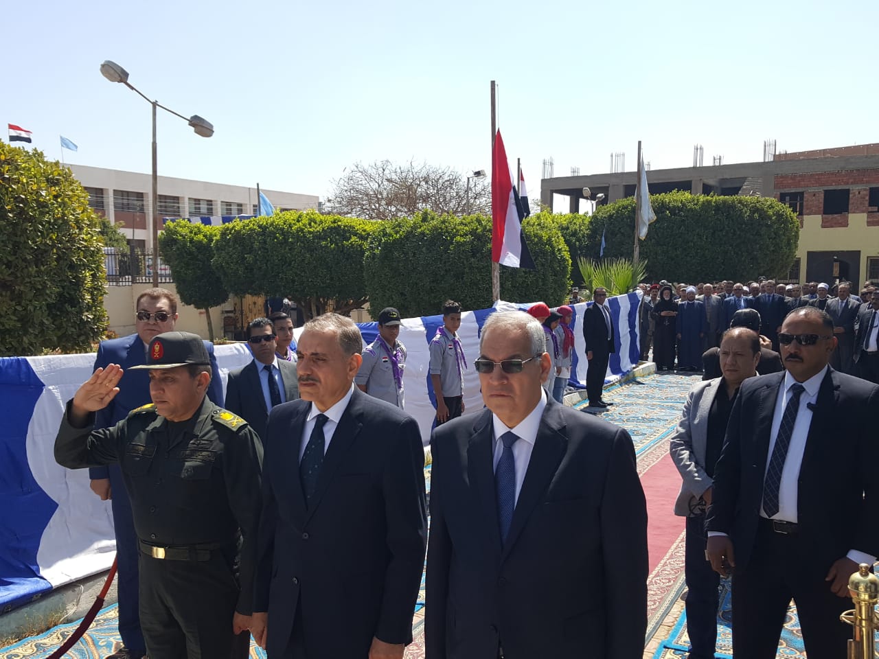 محافظ أسيوط يضع اكليلا من الزهور على شهداء قرية بني عدي