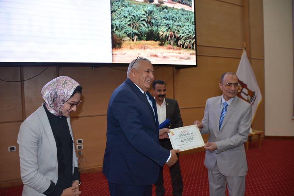 الزملوط يكرم رئيس قسم القلب بمستشفى الخارجة العام الزملوط يكرم رئيس قسم القلب بمستشفى الخارجة العام