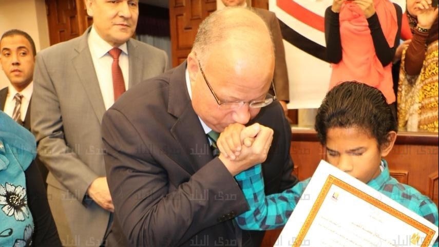 محافظ القاهرة يقبل يد طفل كفيف محافظ القاهرة يقبل يد طفل كفيف