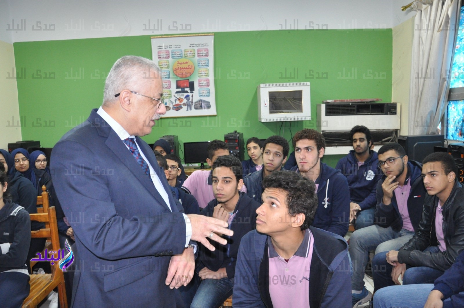 الوزير مع طلاب المدارس 