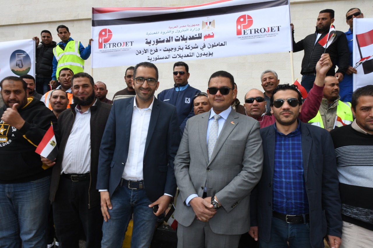 العاملين بشركات البترول المصرية خلال إدلائهم بأصواتهم العاملين بشركات البترول المصرية خلال إدلائهم بأصواتهم