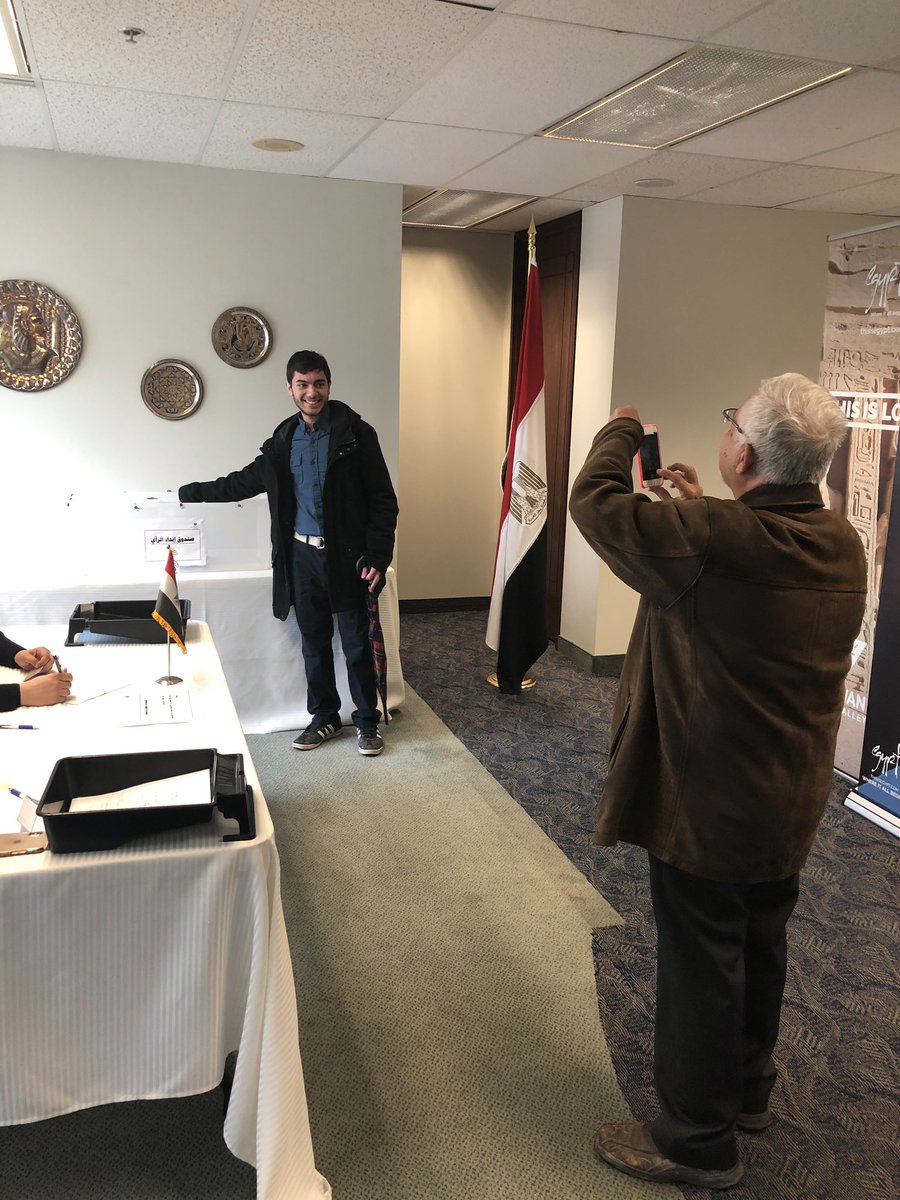 صورة أب مصر وابنه خلال عملية التصويت