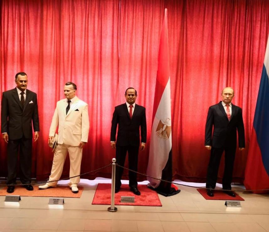التمثالين للرئيس السيسي والرئيس عبد الناصر