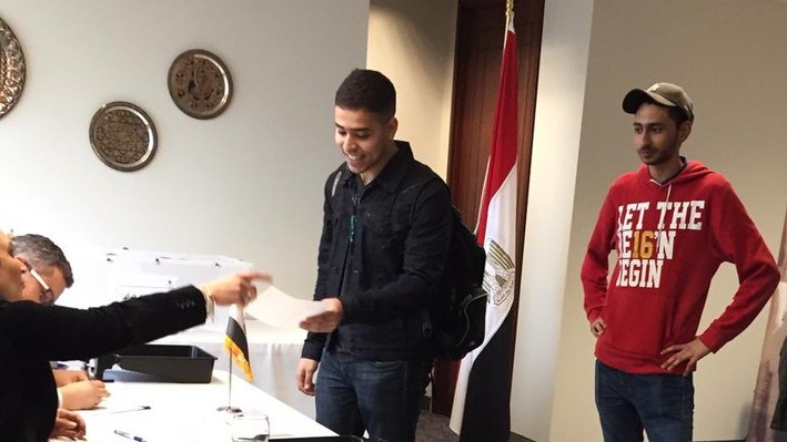 طلاب مصريون يدلون بأصواتهم في الاستفتاء على التعديلات  طلاب مصريون يدلون بأصواتهم في الاستفتاء على التعديلات