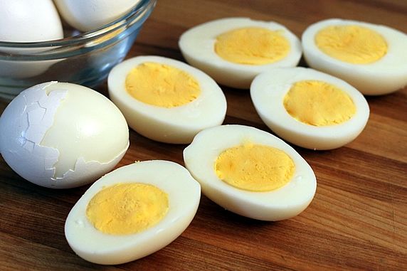 أحترس من تخزينة فى الميكروويف الطريقة الصحيحة لتسخين البيض ا