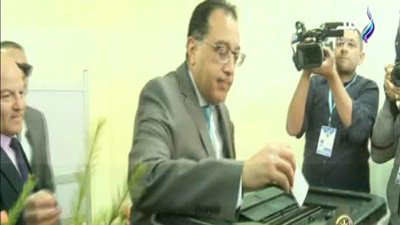 رئيس الوزراء يدلى بصوته فى الاستفتاء على الدستور رئيس الوزراء يدلى بصوته فى الاستفتاء على الدستور