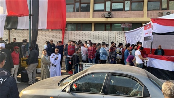 الناخبين امام الجامعة العمالية 