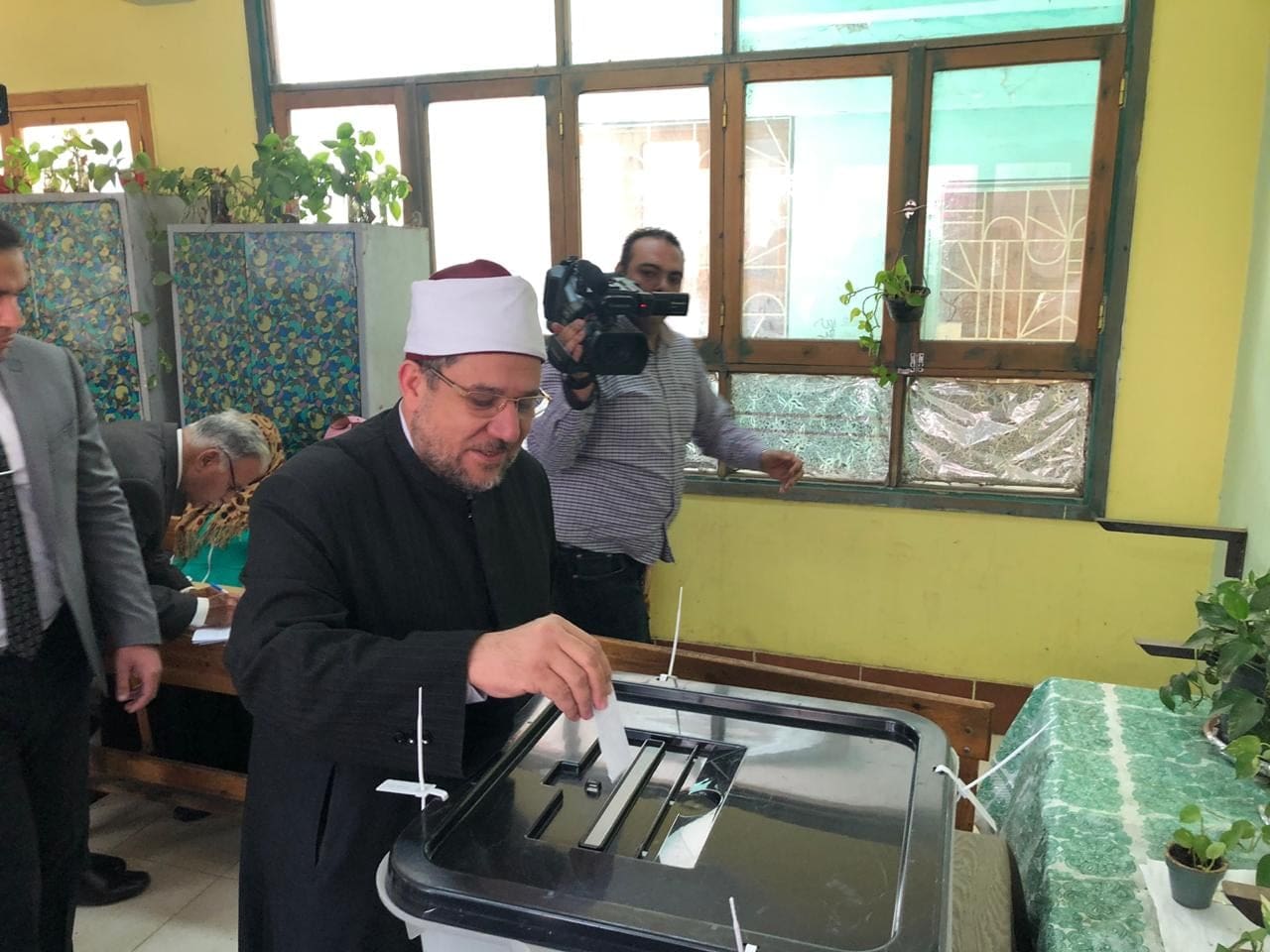 وزير الأوقاف أثناء الإدلاء بصوته فى الإنتخابات