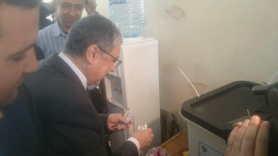وزير الكهرباء يدلى بصوته