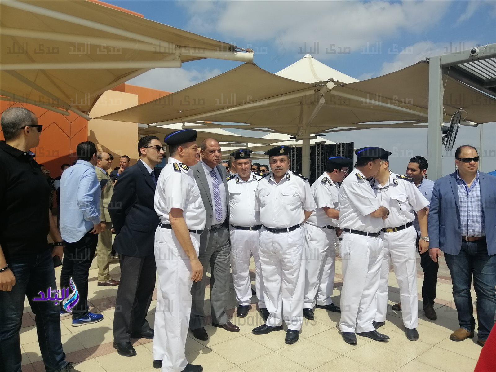 مدير أمن مطار القاهرة.ويرافقه القيادات الأمنية مدير أمن مطار القاهرة.ويرافقه القيادات الأمنية