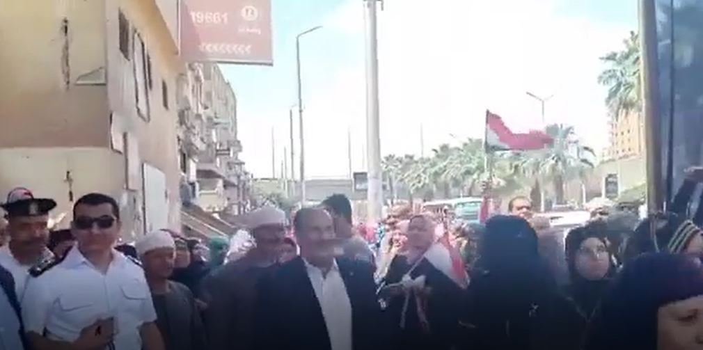 لمواطنين أمام لجان الاستفتاء بمنطقة الطالبية