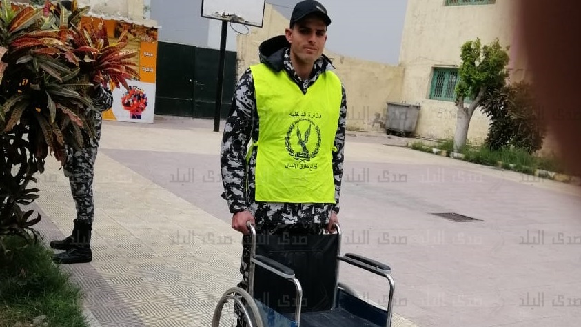 الداخلية توفر كراسي متحركة لنقل كبار السن