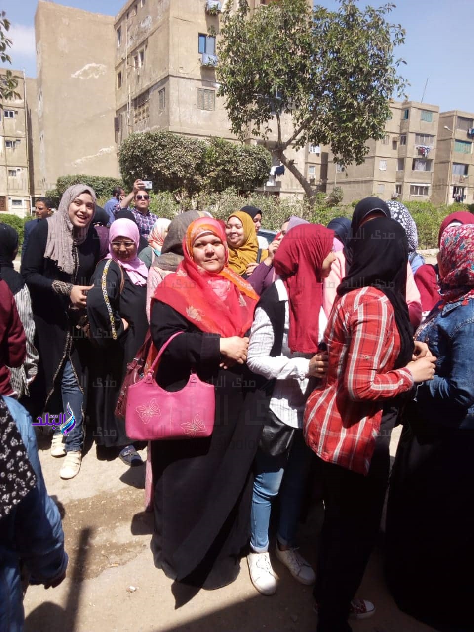 جانب من التواجد المكثف للسيدات فى مدرسة مايو الرسمية 
