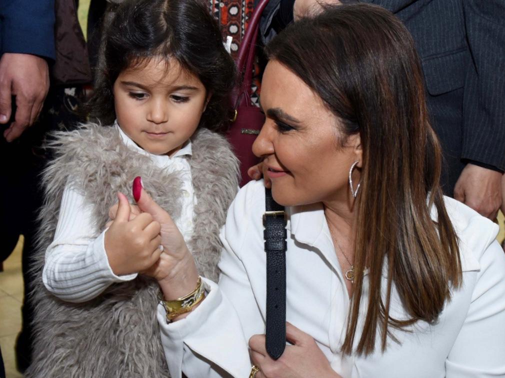 وزير الاستثمار مع حفيدتها 