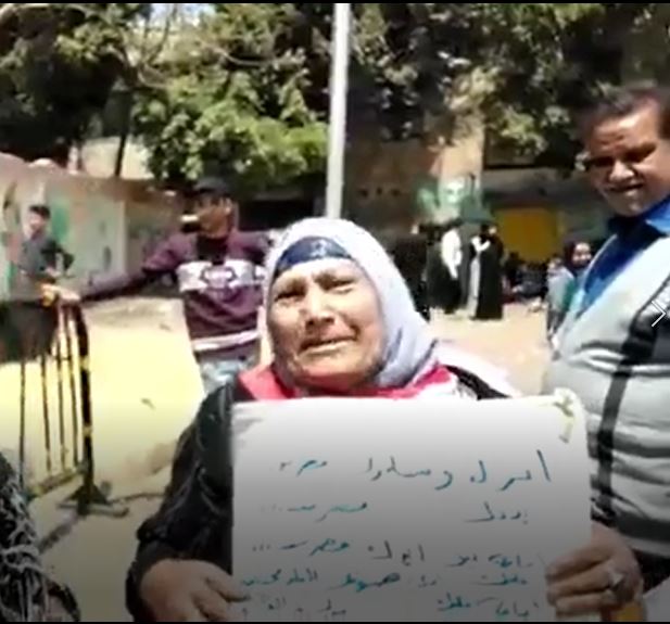 حدى المشاركات في التعديلات الدستورية بمنطقة بولاق