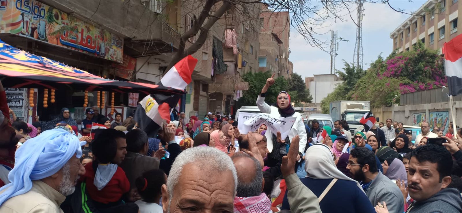 كبار و صغار.. وصلة رقص بالتنورة على بشرة خيرة في العمرانية