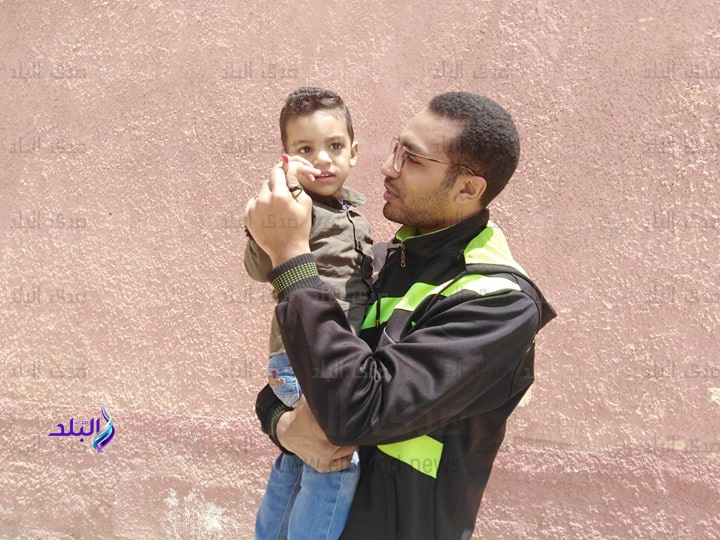 الطفل حمزة مع والده