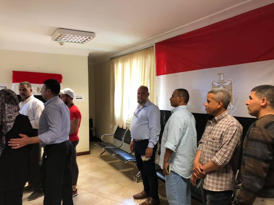 جانب من عملية التصويت جانب من عملية التصويت