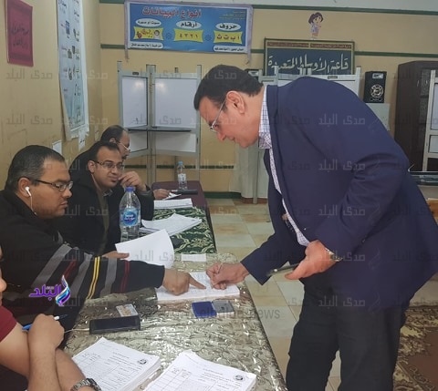 صلاح حسب الله رئيس حزب الحرية المصرى يدلى بصوته