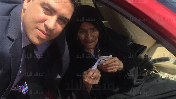 مسنة تشارك في الاستفتاء