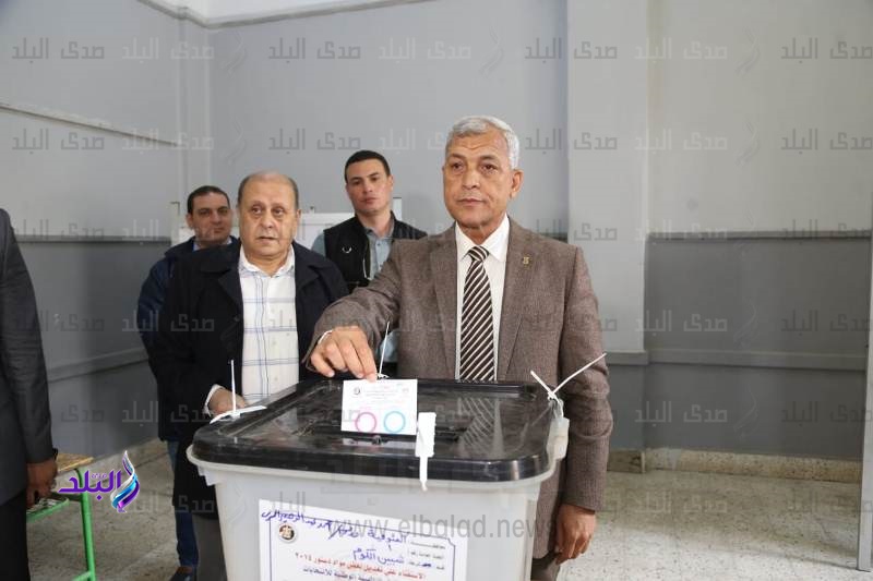 محافظ المنوفية يدلي بصوته في الاستفتاء