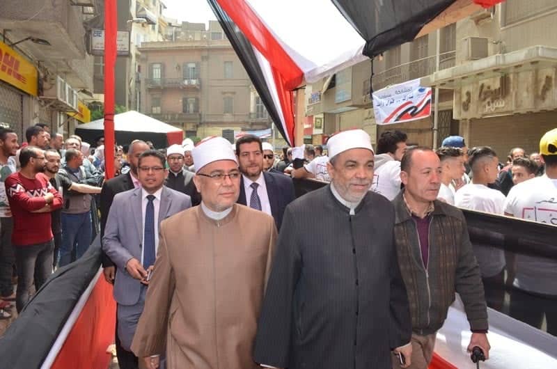 قيادات وأئمة الأوقاف يدلون بأصواتهم في الاستفتاء قيادات وأئمة الأوقاف يدلون بأصواتهم في الاستفتاء