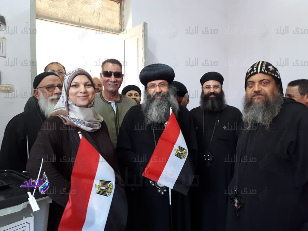 قساوسة دير المحرق يحتفلون بالعيد فى لجان الانتخابات قساوسة دير المحرق يحتفلون بالعيد فى لجان الانتخابات