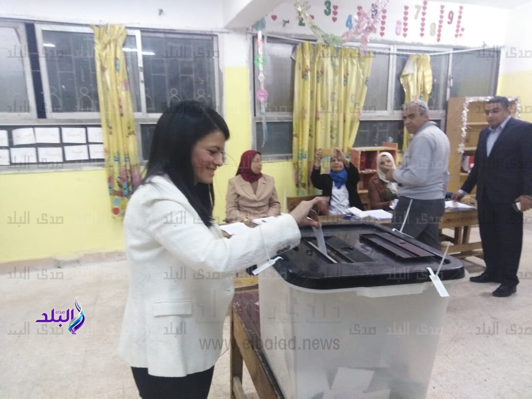 وزيرة السياحة تدلي بصوتها