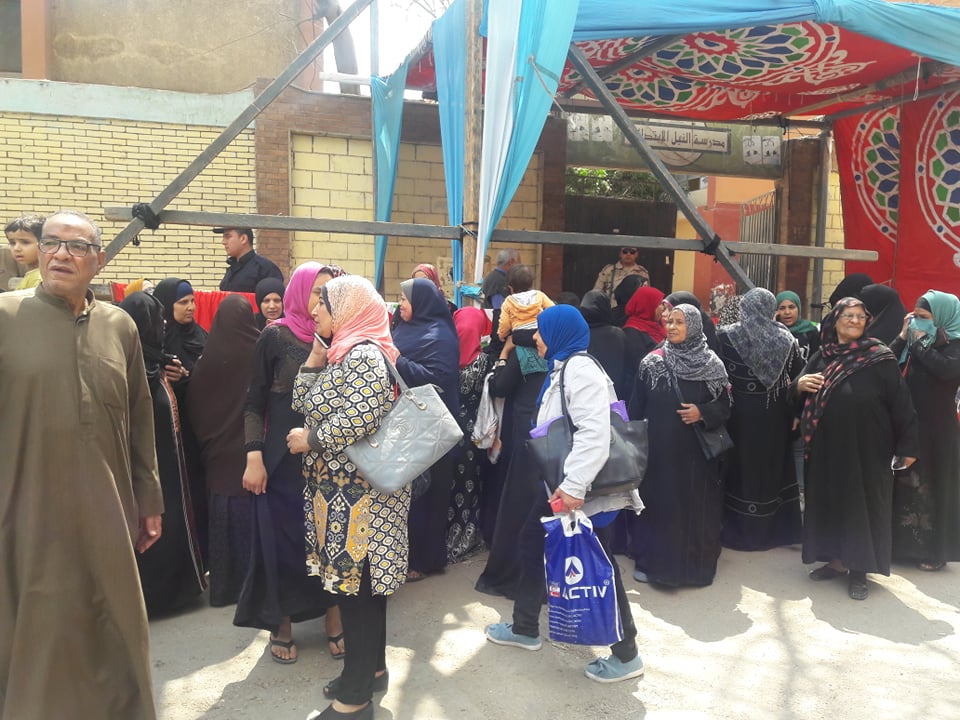 توافد السيدات على اللجان الانتخابية بإمبابة  توافد السيدات على اللجان الانتخابية بإمبابة