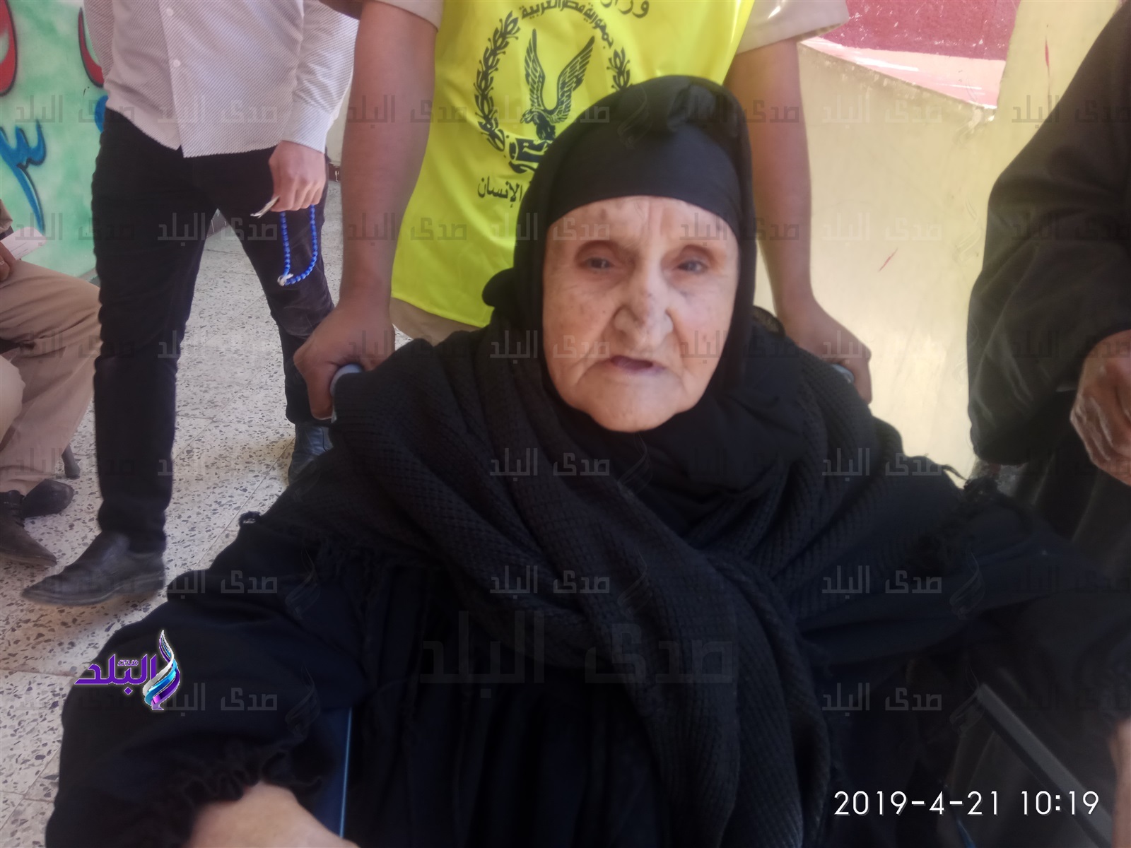 مسنة تدلي بصوتها في الاستفتاء بالمنوفية وتؤكد " علشان مصر " مسنة تدلي بصوتها في الاستفتاء بالمنوفية وتؤكد " علشان مصر "