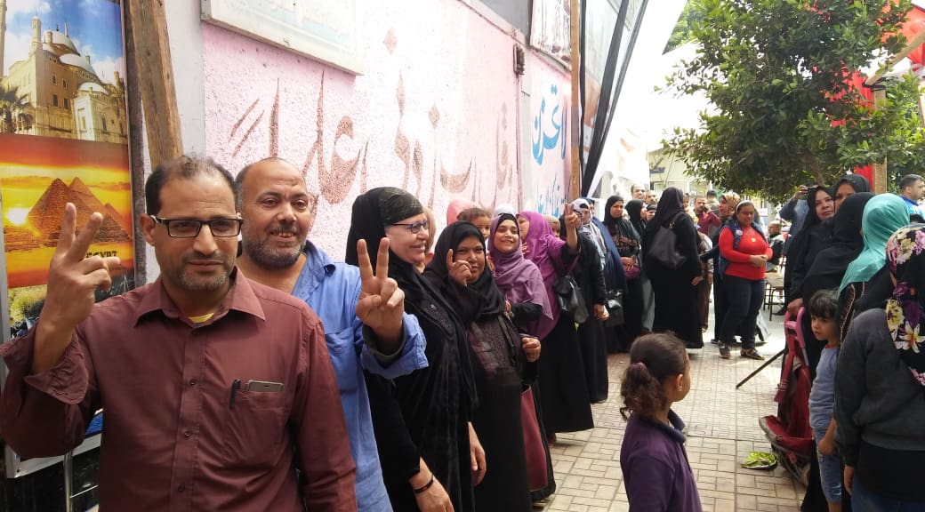 اقبال كثيف بالظاهر والسيدات يتفوقن على الرجال بلجنة الثانوية اقبال كثيف بالظاهر والسيدات يتفوقن على الرجال بلجنة الثانوية