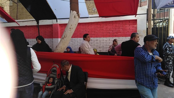  توزيع منشور بالتعديلات الدستورية علي المواطنين أمام لجان ال