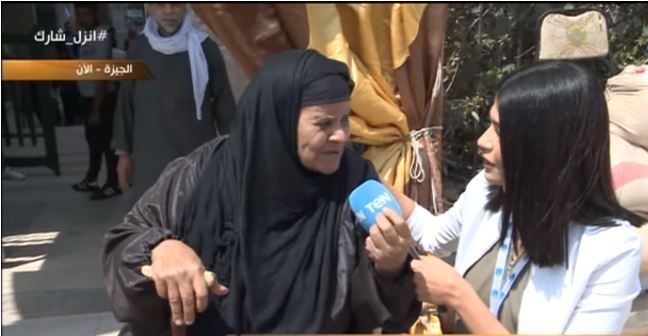 سيدة مسنة تدعو للرئيس السيسي من أمام إحدى اللجان