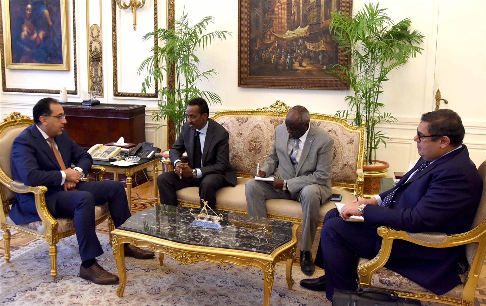 رئيس الوزراء يستقبل وزير الشئون الخارجية والتعاون الدولى الص