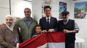 السفير طارق الوسيمي يتوسط المواطنين قبيل التصويت