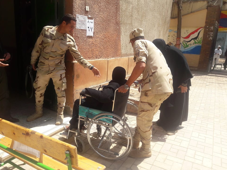 الشرطة والجيش يتكاتفون لمساعدة كبار السن للادلاء باصواتهم.