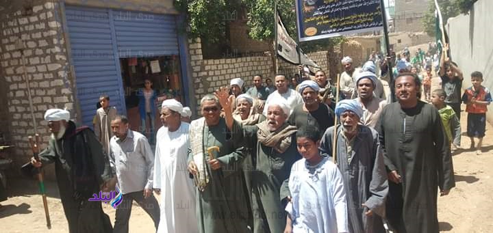 تزاحم امام اللجان بجنوب الاقصر تزاحم امام اللجان بجنوب الاقصر