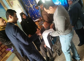 قاض بزخرفية دمياط يساعد مسن من ذوى الاحتياجات الخاصة لادلاء 