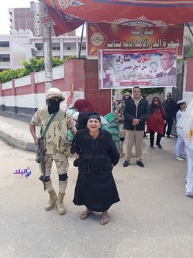 أكبر ناخبة مسنة بفارسكور تدلى بصوتها في الاستفتاء