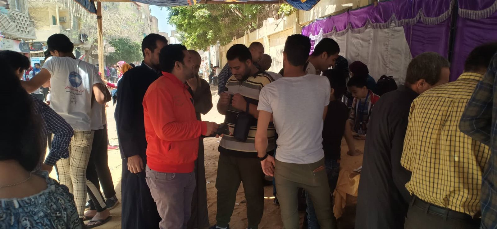 إقبال كثيف للمواطنين على لجان الاستفتاء بالعمرانية