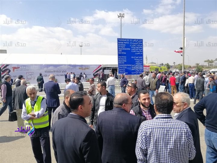 توافد  العاملين والمسافرين على لجان الاستفتاء