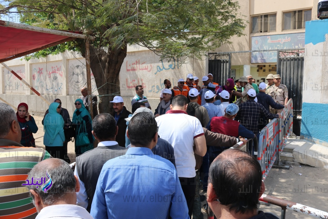 السيدات وكبار السن يتصدرون المشهد بالسويس فى الاستفتاء