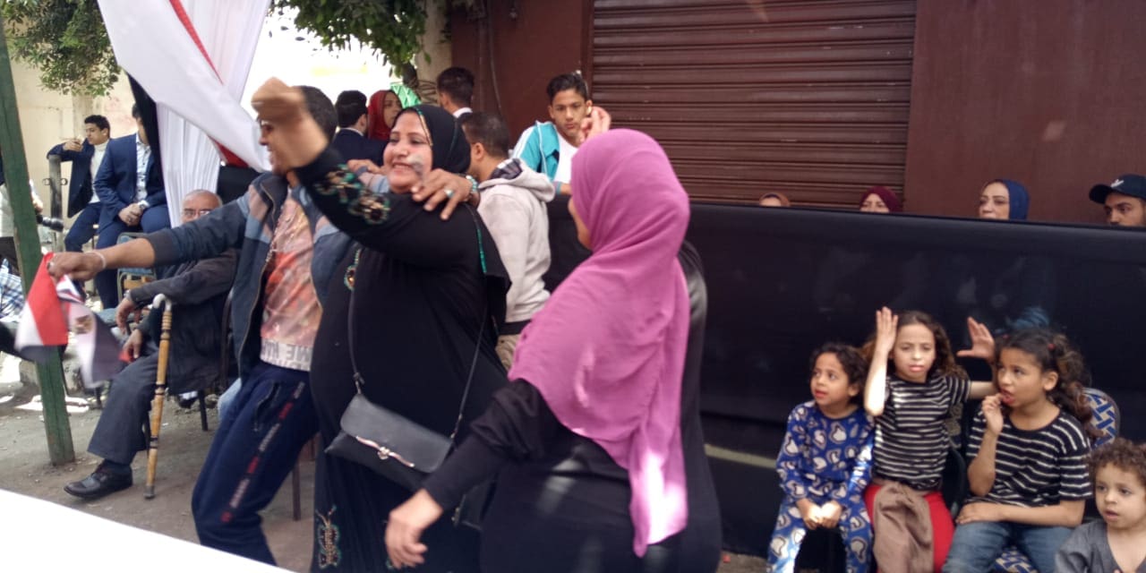 أجواء كرنفالية أمام لجان التصويت بالجمالية أجواء كرنفالية أمام لجان التصويت بالجمالية