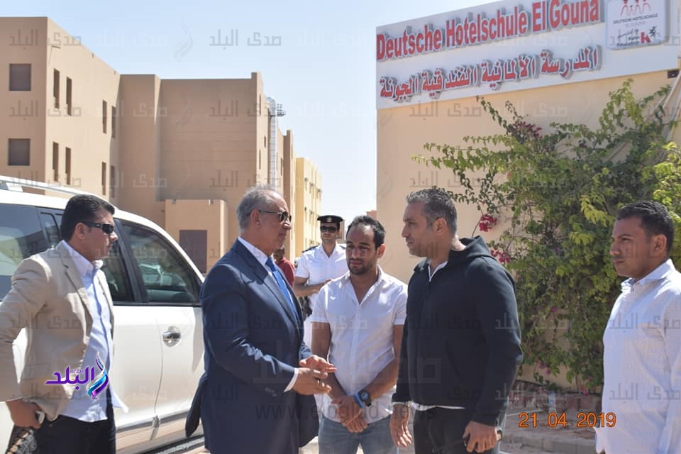 محافظ البحر الأحمر يتابع سير العملية الانتخابية بالجونة